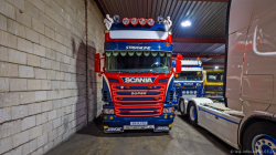 20250330-Tom-Holding-00401 20250330-Tom-Holding-00401